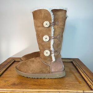 UGG Women's Bailey Button Triplet II Size 9 Chestnut Brown Shearling Lined